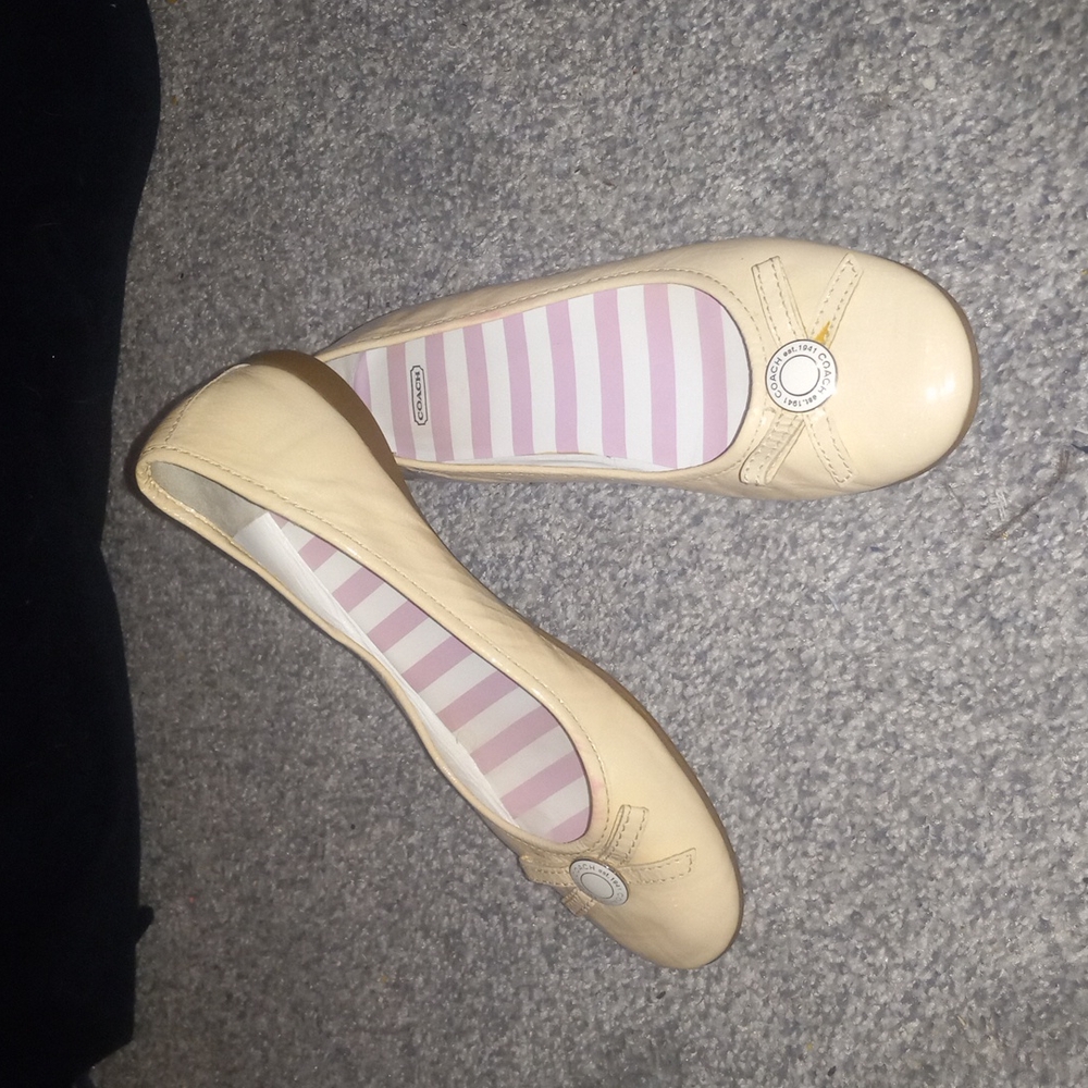 Coach Collins cream crinkle pattern ballet flat size 7.5